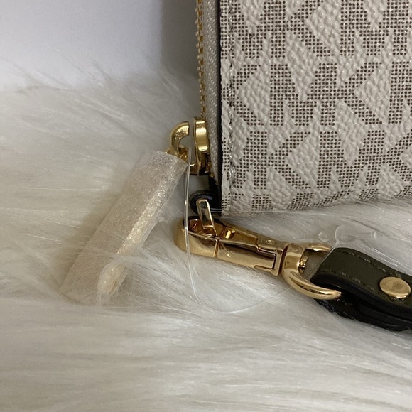 Michael Kors Jet Set Continental Wallet - Picture 3 of 16